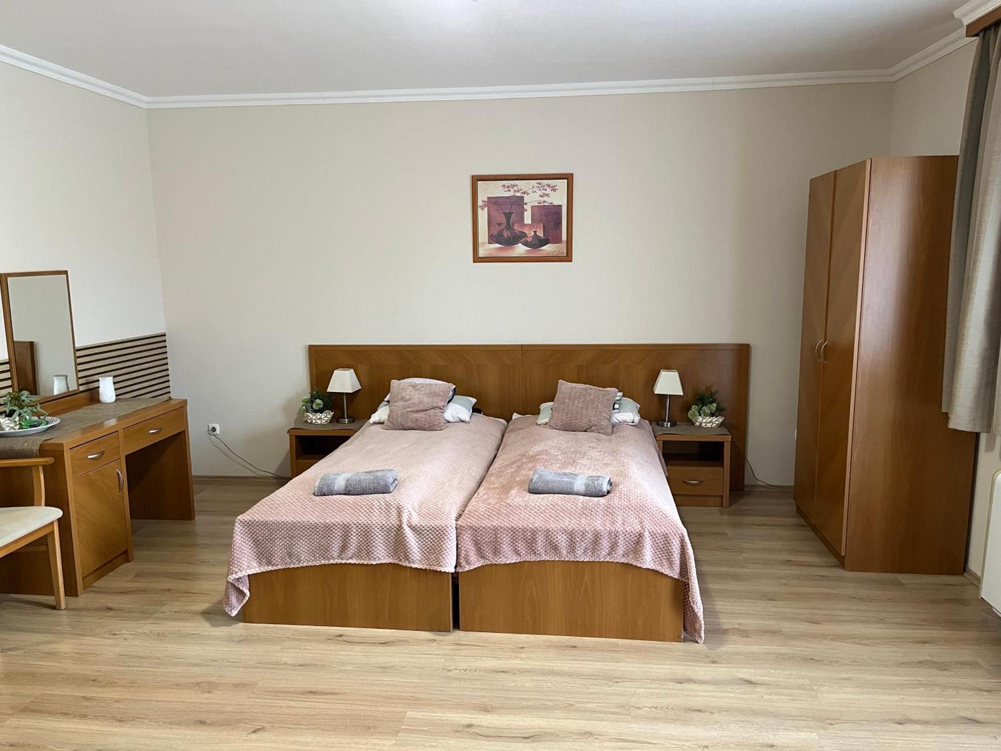 Brookforest Apartman Hajdúszoboszló Exteriör bild